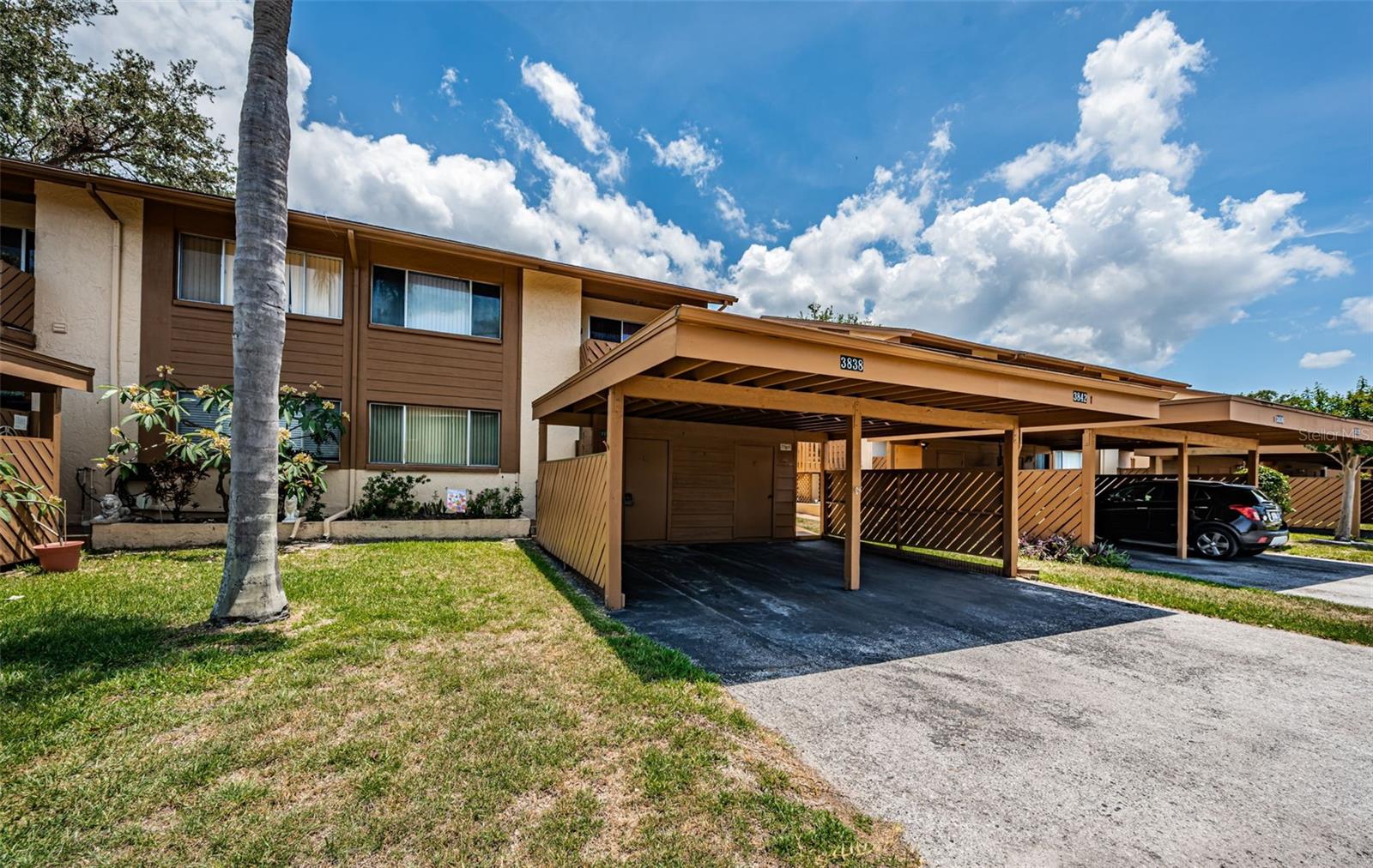 Covered Carport - Easy access to front lanai