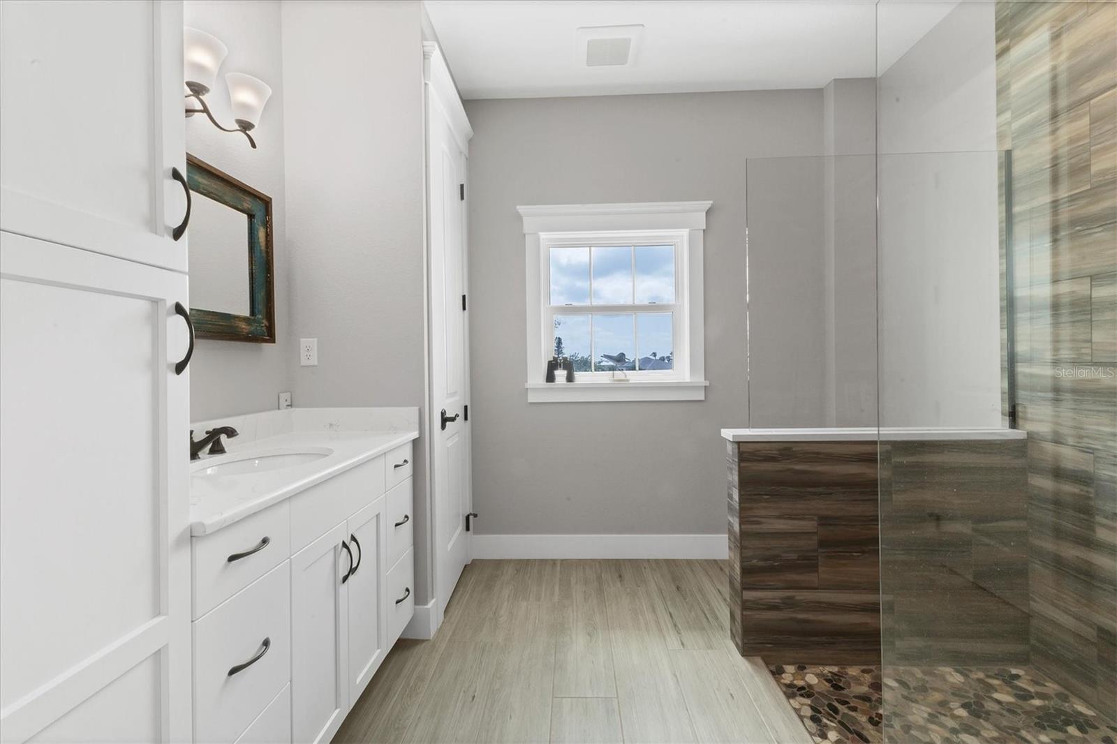 D6142467 Property Photo