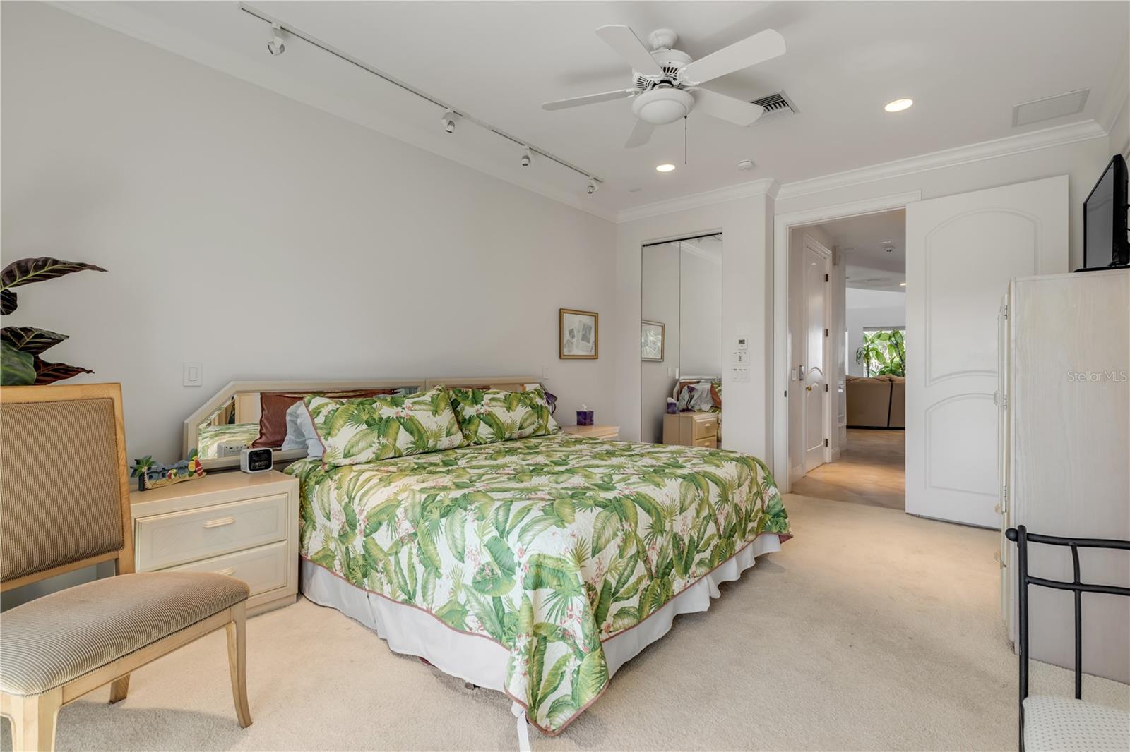 V4942890 Property Photo