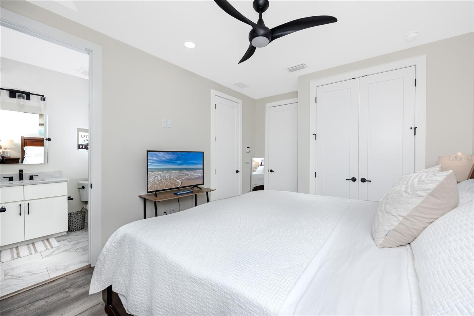 Master bedroom has it's own en-suite bathroom