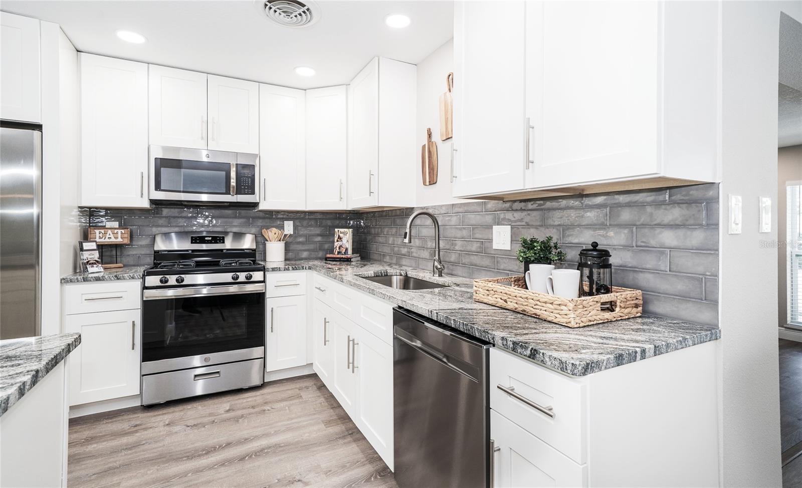 415 MISSION HILLS AVE, TAMPA, FL, 33617