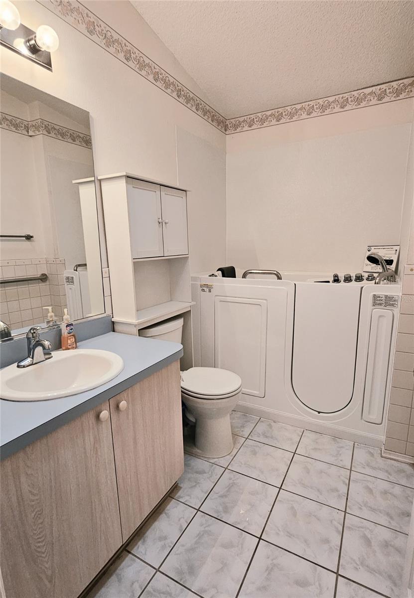 2105 ESCOBAR AVE, THE VILLAGES, FL, 32159