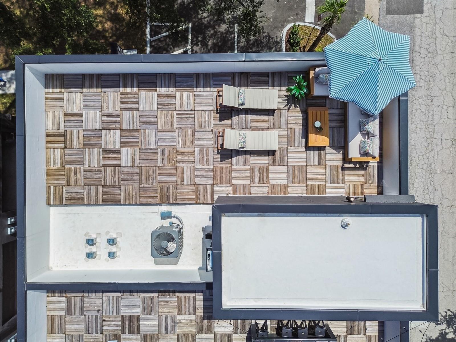 Spacious Rooftop Deck