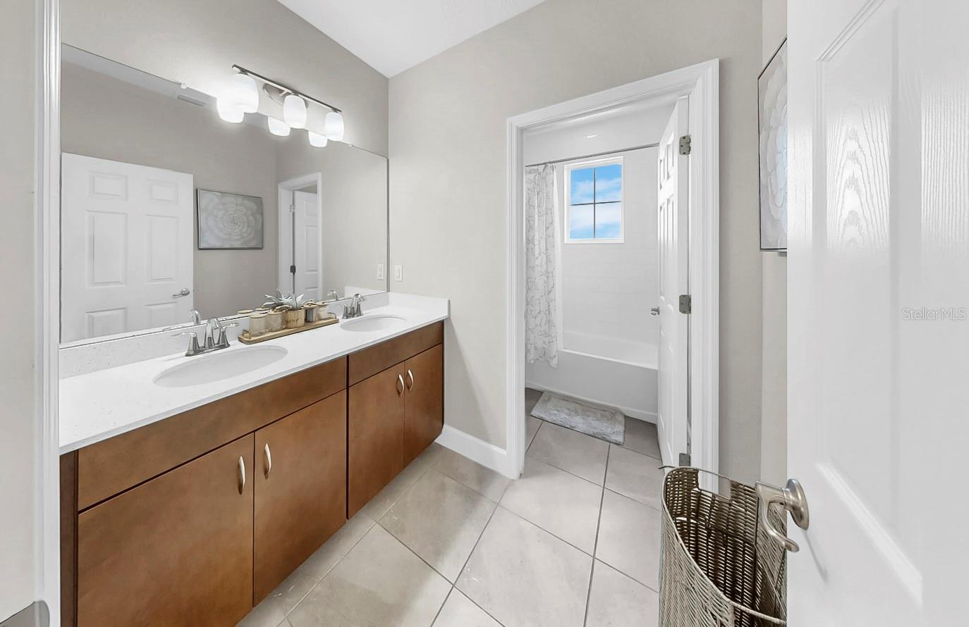 Secondary Bathroom: Upstairs