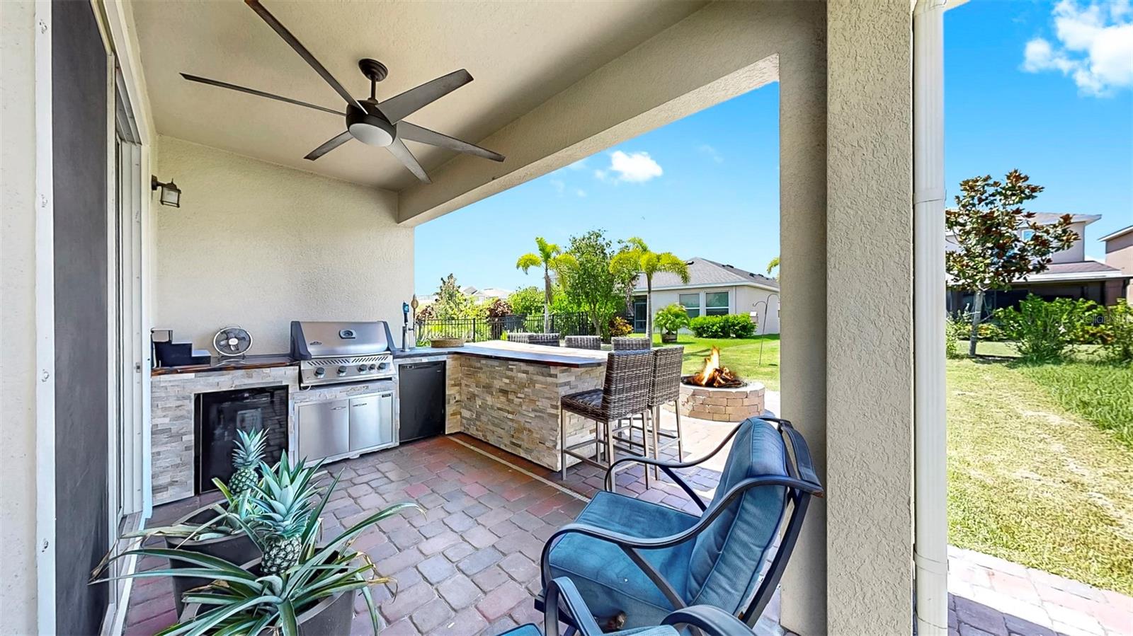 Outdoor Kitchen Features: Natural Gas Grill, Mini Drink Fridge, Double Beer Tap and Keg Fridge