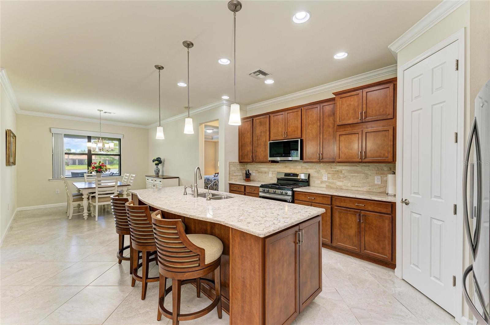 A4654405 Property Photo
