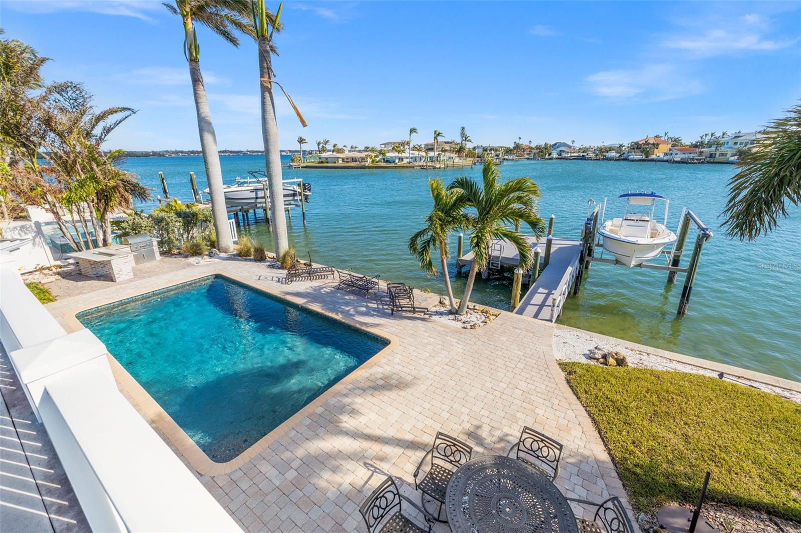 17077 DOLPHIN DR, NORTH REDINGTON BEACH, FL, 33708