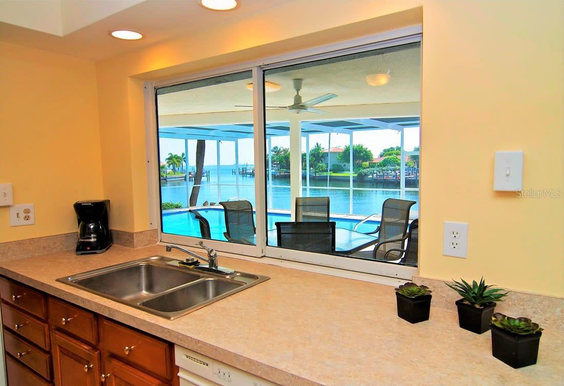 2096 MASSACHUSETTS AVE NE, ST PETERSBURG, FL, 33703