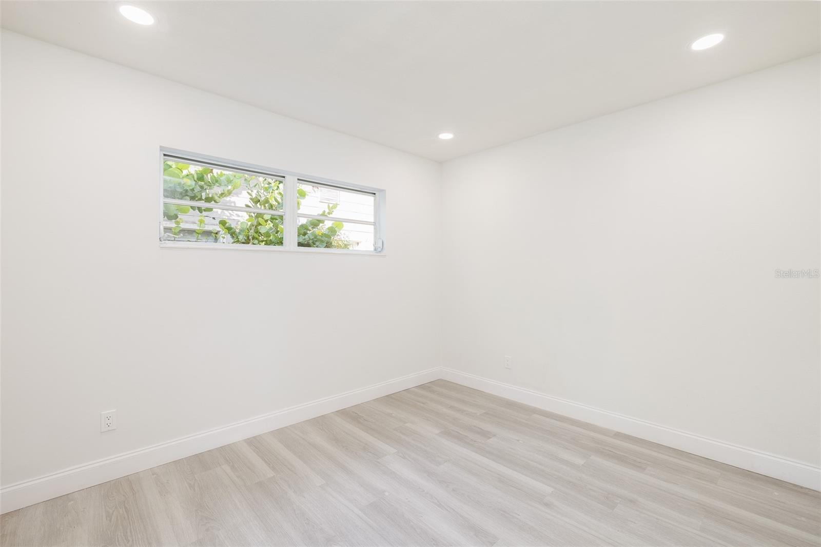 3947 OVERLOOK DR NE, ST PETERSBURG, FL, 33703