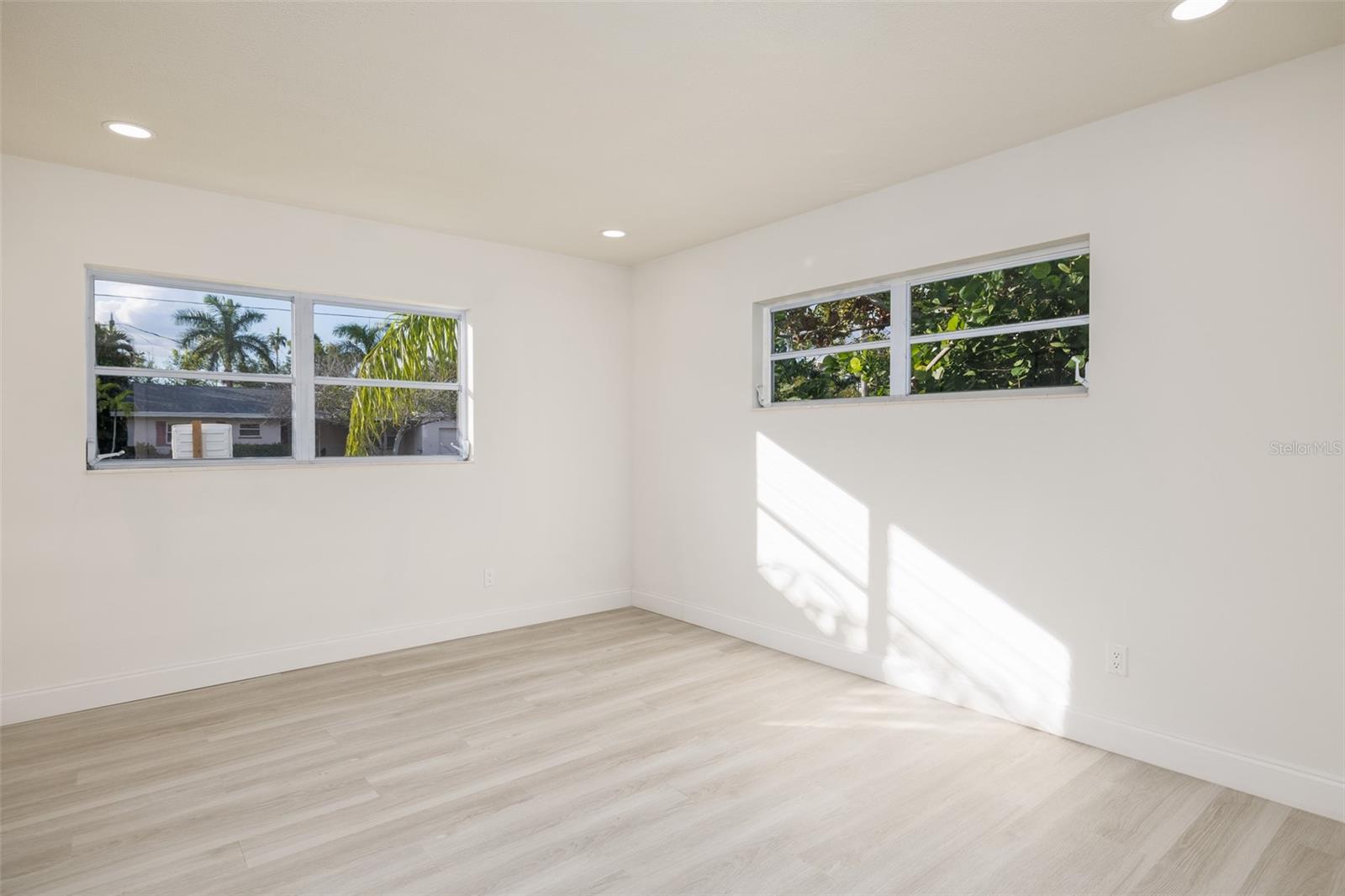 3947 OVERLOOK DR NE, ST PETERSBURG, FL, 33703