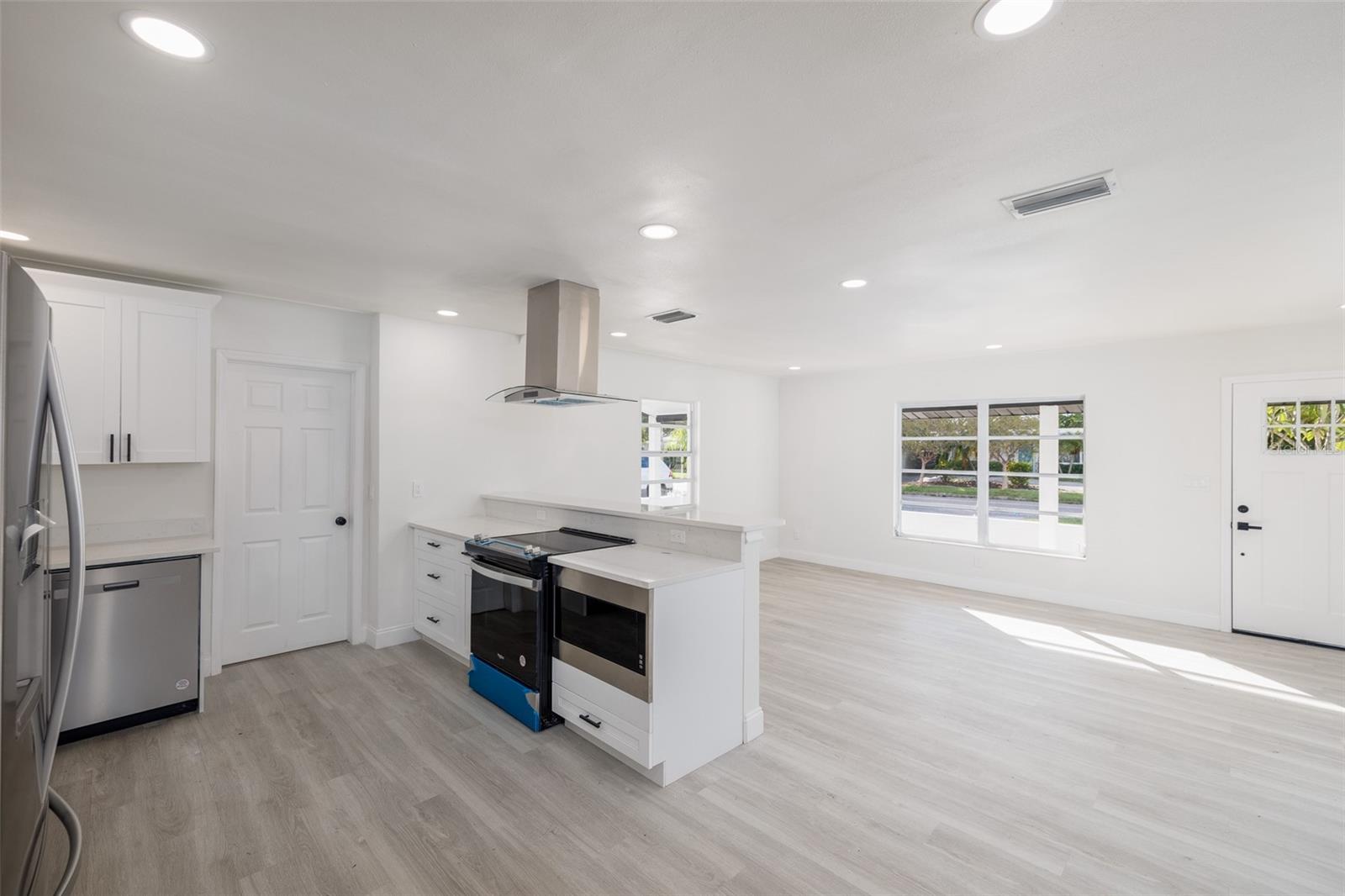 3947 OVERLOOK DR NE, ST PETERSBURG, FL, 33703