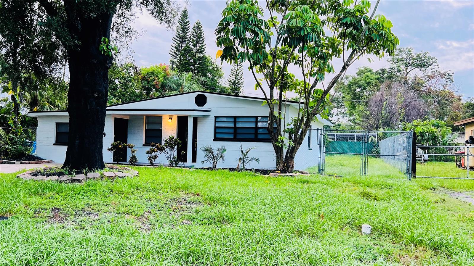 8009 SOMERSET LN, TAMPA, FL, 33615