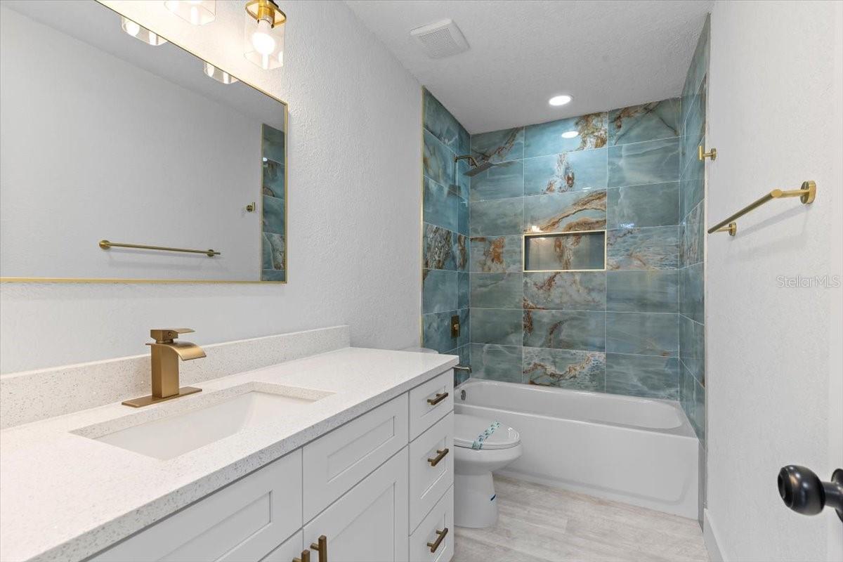 8009 SOMERSET LN, TAMPA, FL, 33615