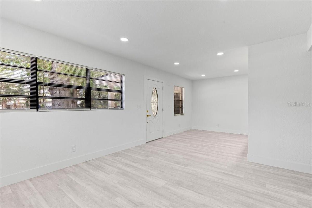 8009 SOMERSET LN, TAMPA, FL, 33615