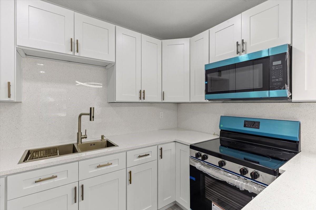 8009 SOMERSET LN, TAMPA, FL, 33615