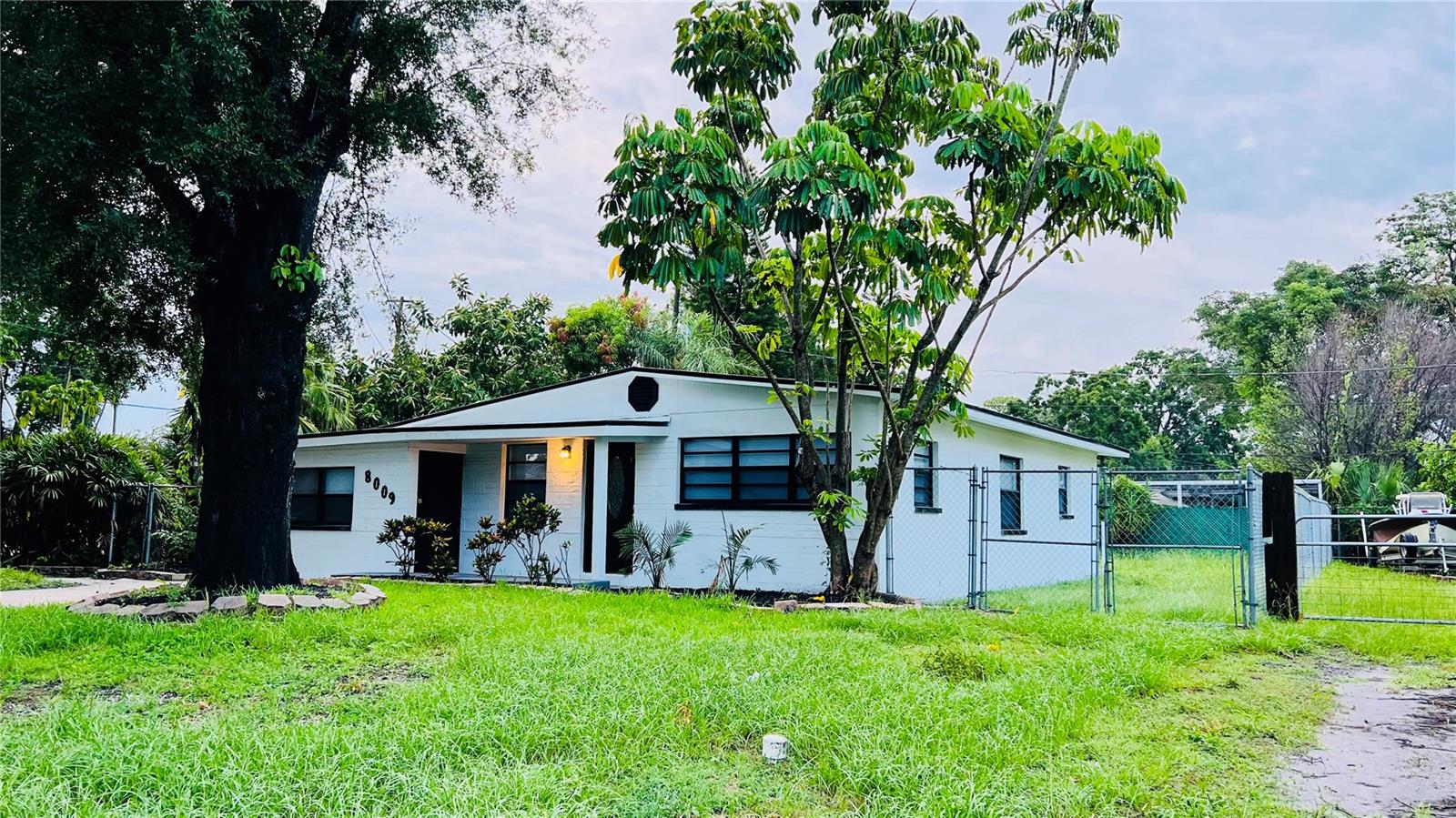 8009 SOMERSET LN, TAMPA, FL, 33615