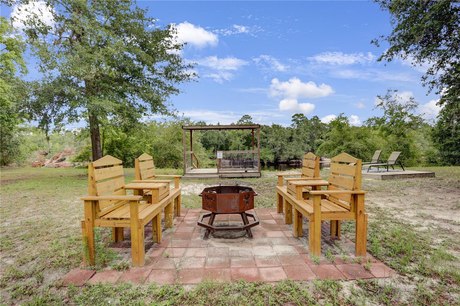 190 SE RIVERSIDE WEST DR, BRANFORD, FL, 32008