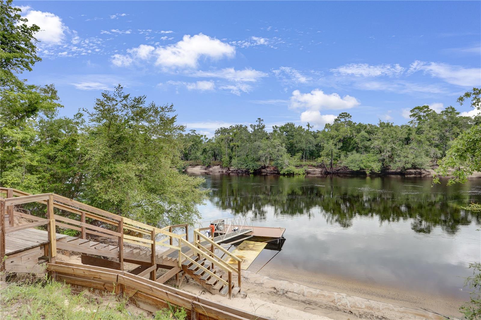 190 SE RIVERSIDE WEST DR, BRANFORD, FL, 32008