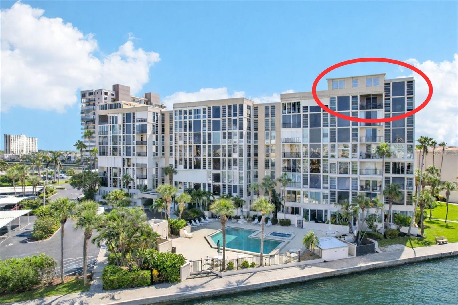 CORNER 2 STORY PENTHOUSE!