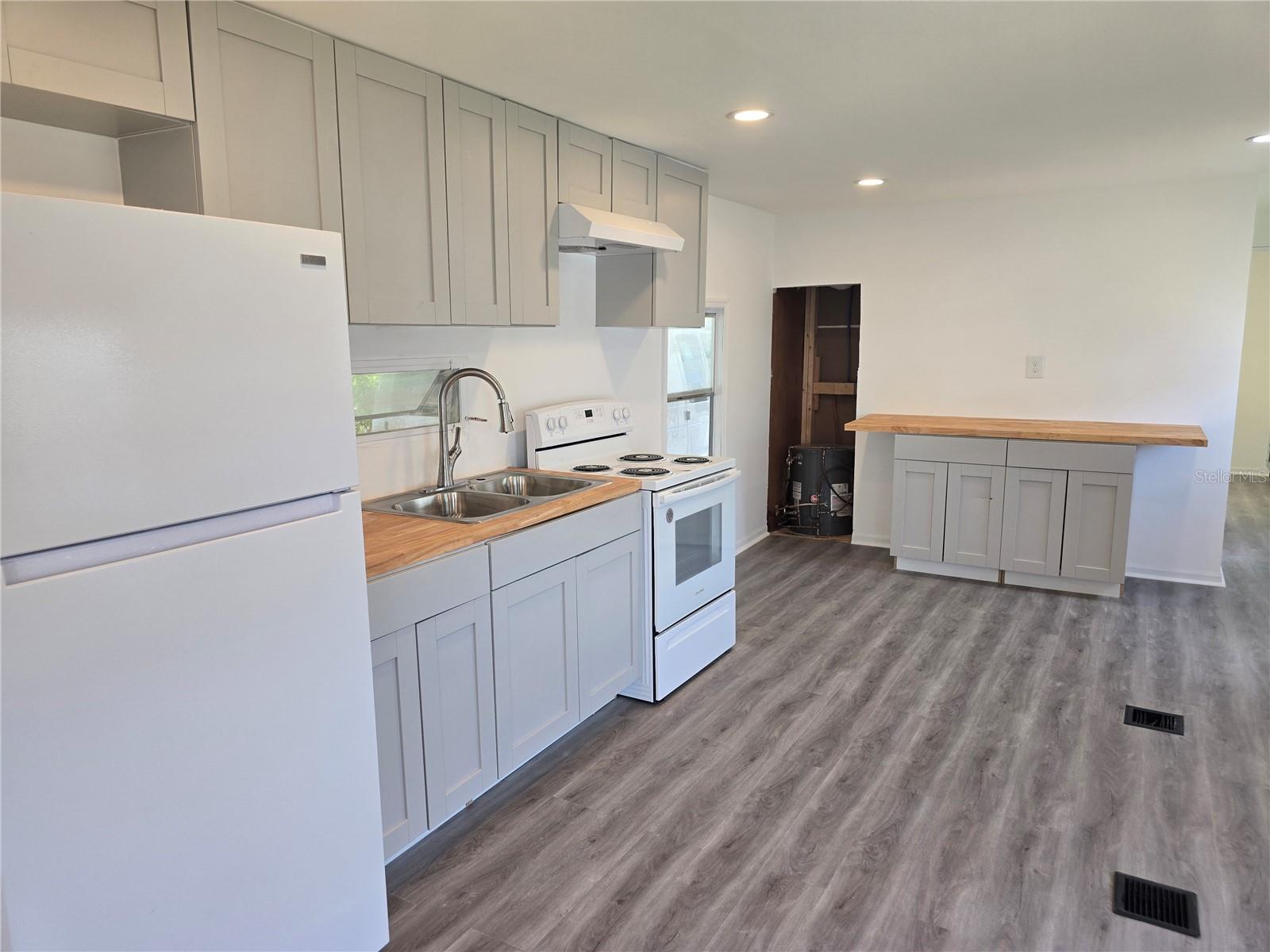 TB8393256 Property Photo