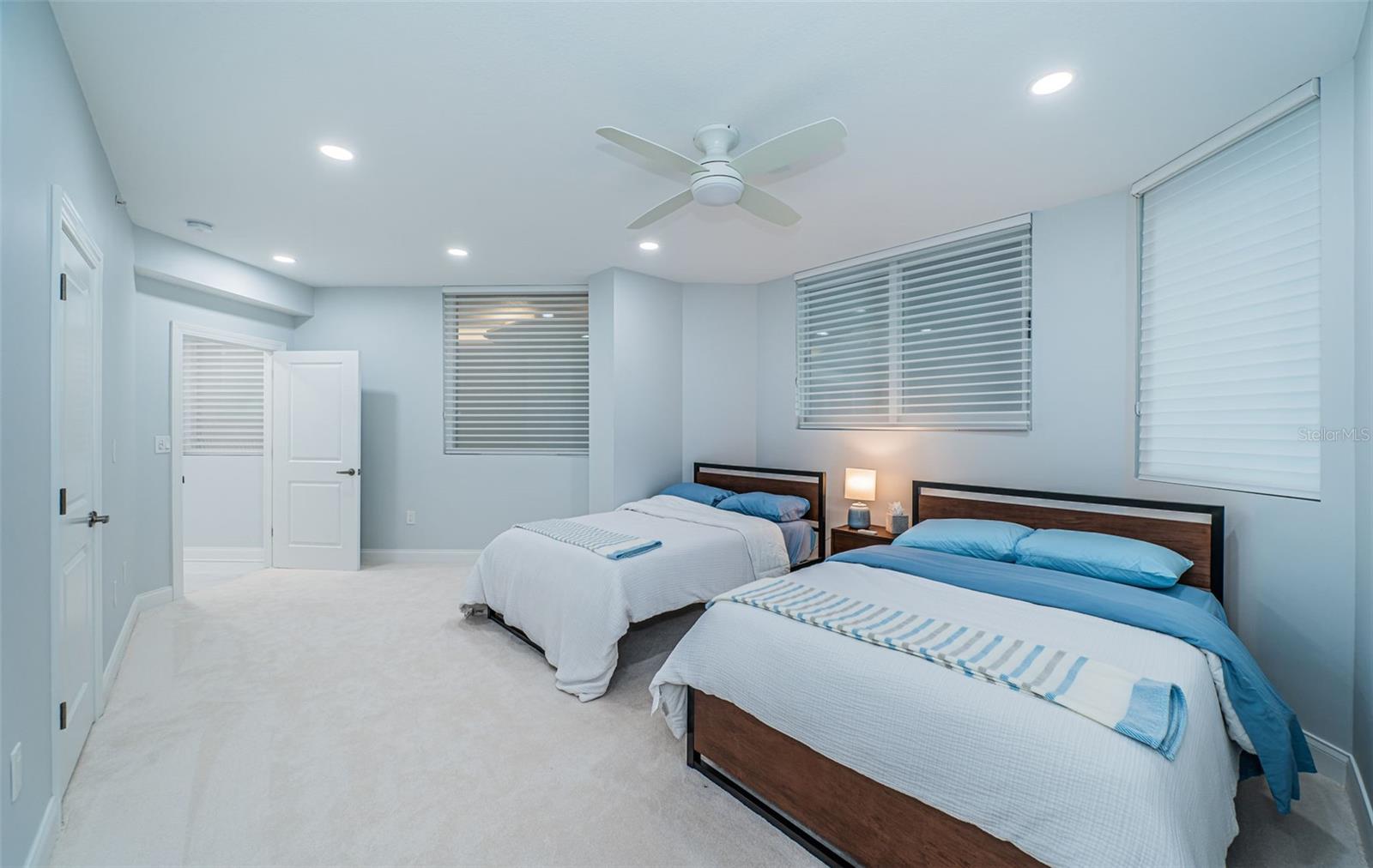 1 SEASIDE LN #302, BELLEAIR, FL, 33756