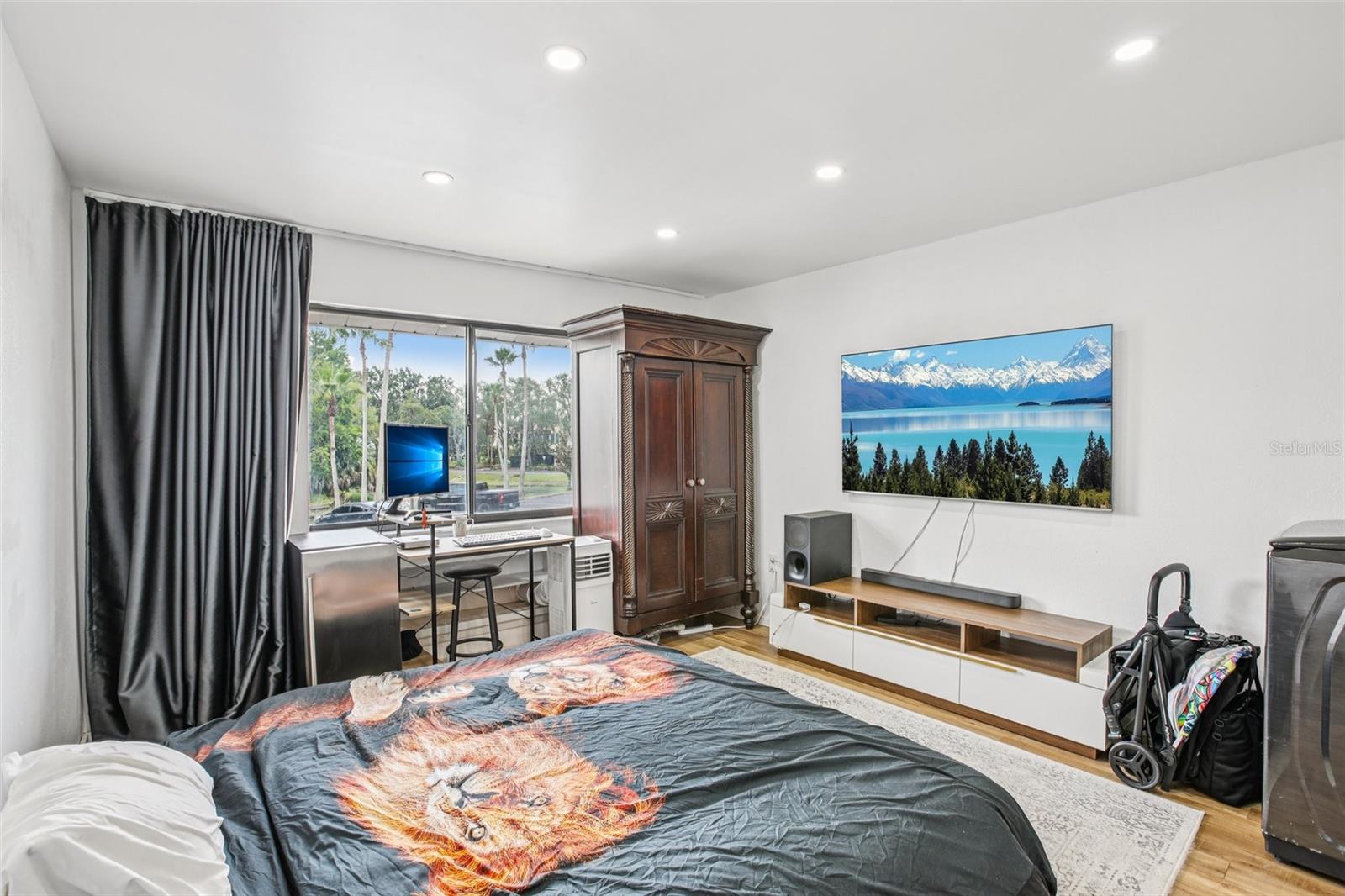 TB8393455 Property Photo