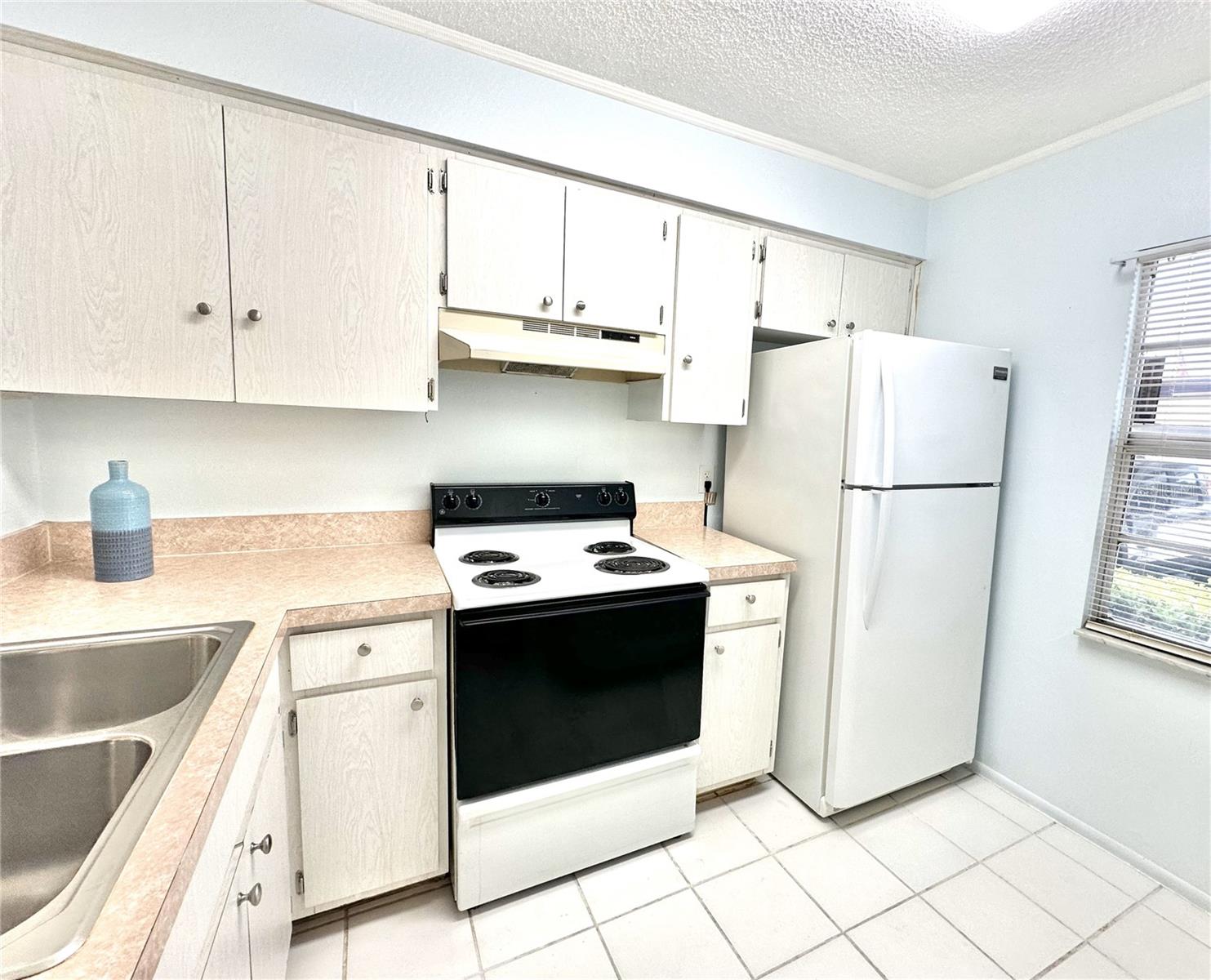 TB8394068 Property Photo