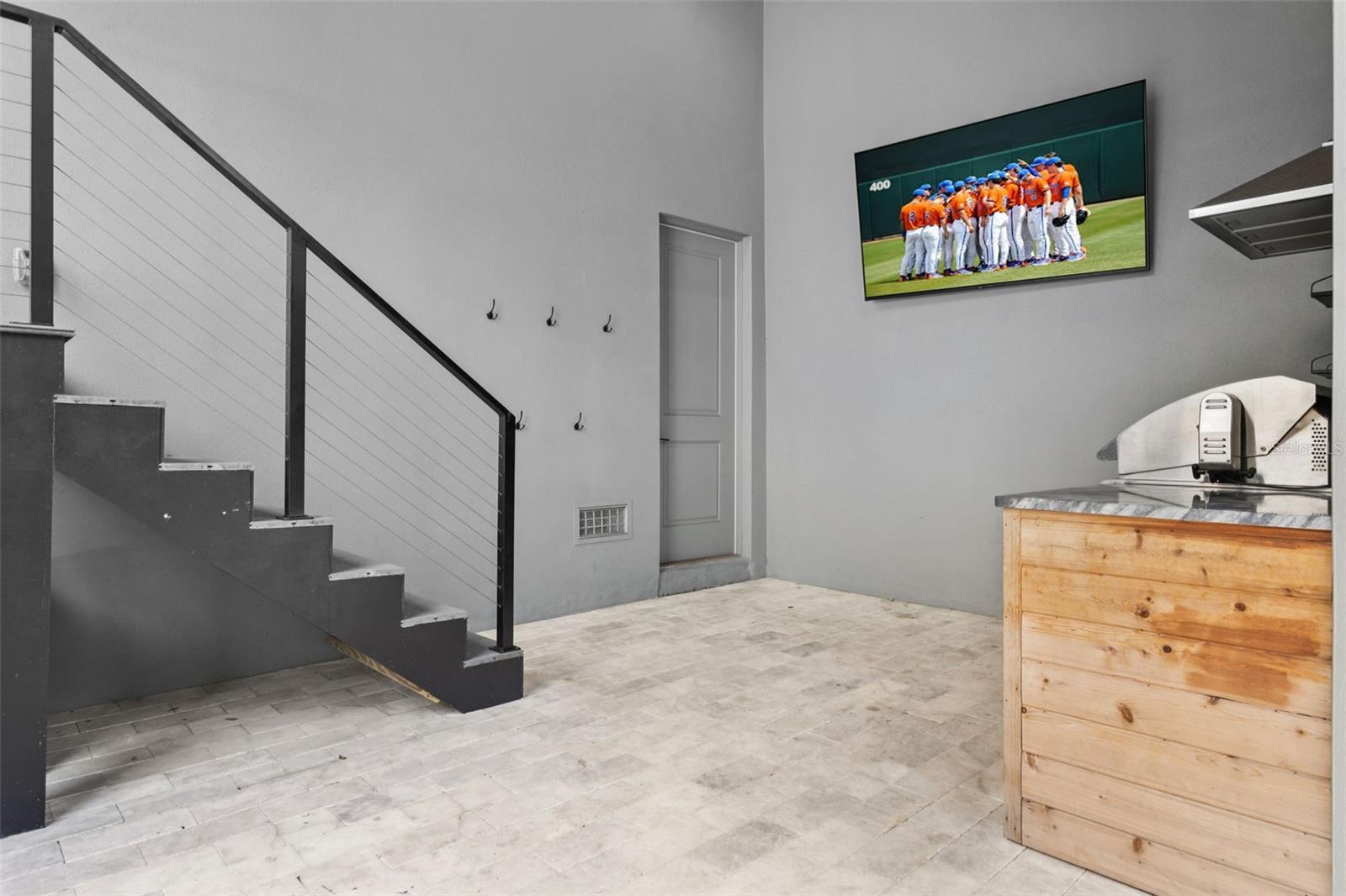 covered/screened-in patio