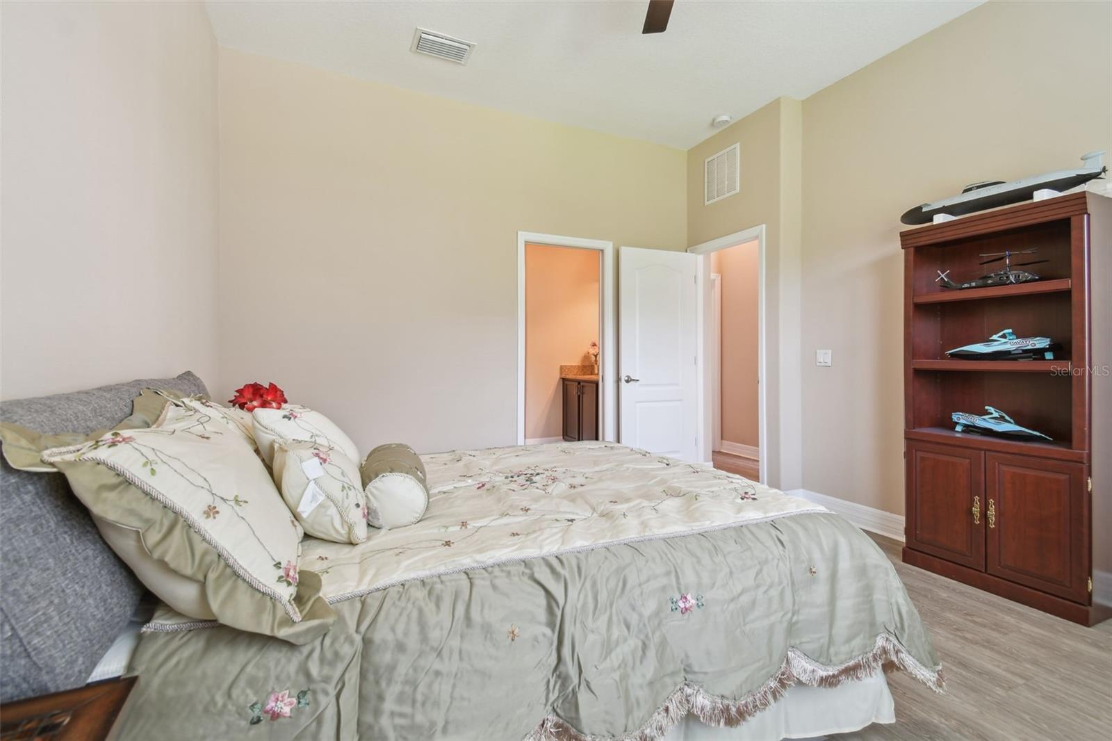 2566 LAKE MANOR DR, LAND O LAKES, FL, 34639