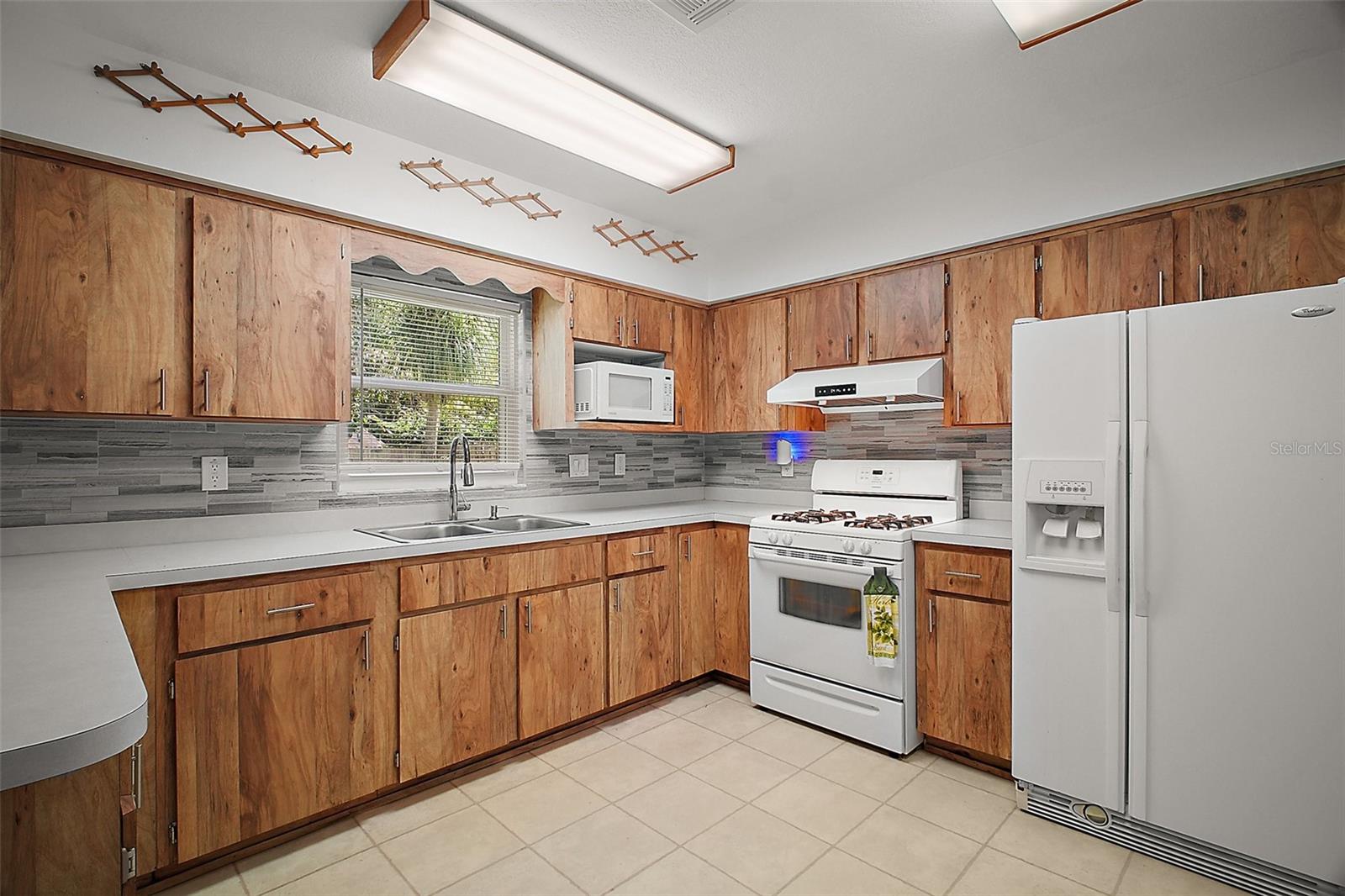 1301 CAMBRIDGE DR, LEESBURG, FL, 34748