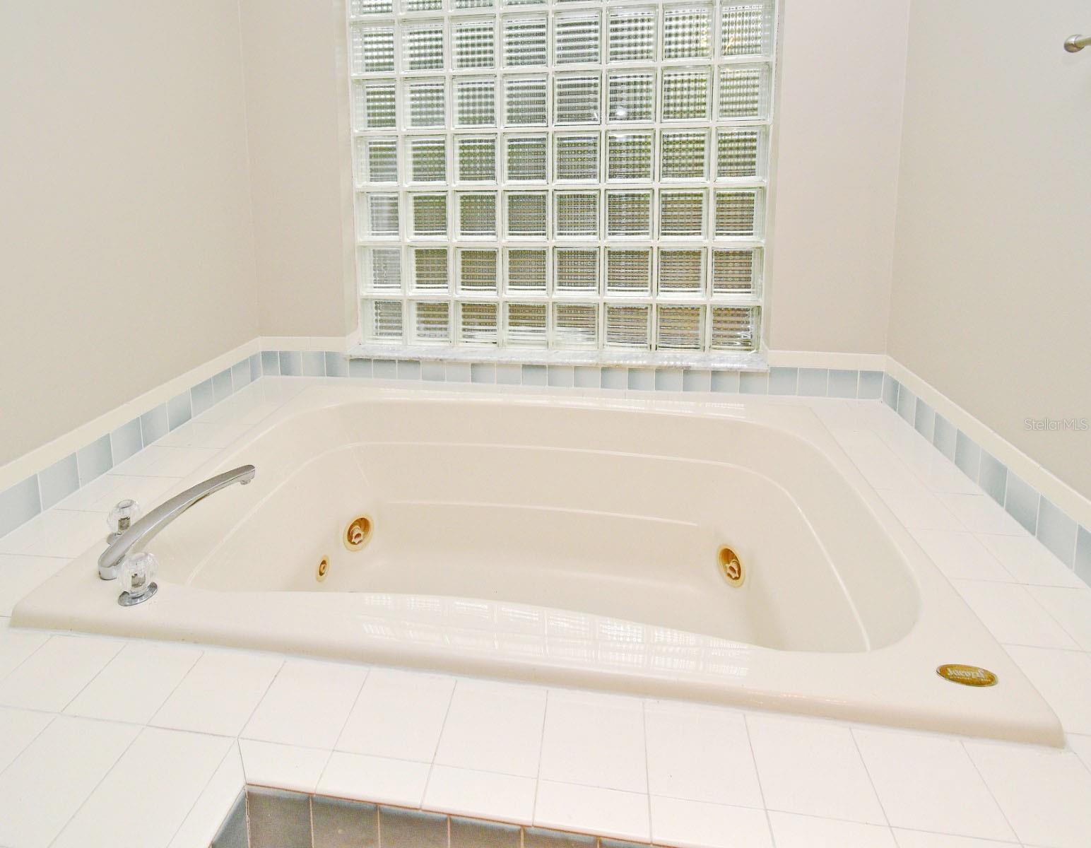 33042 LAKE BEND CIR, LEESBURG, FL, 34788