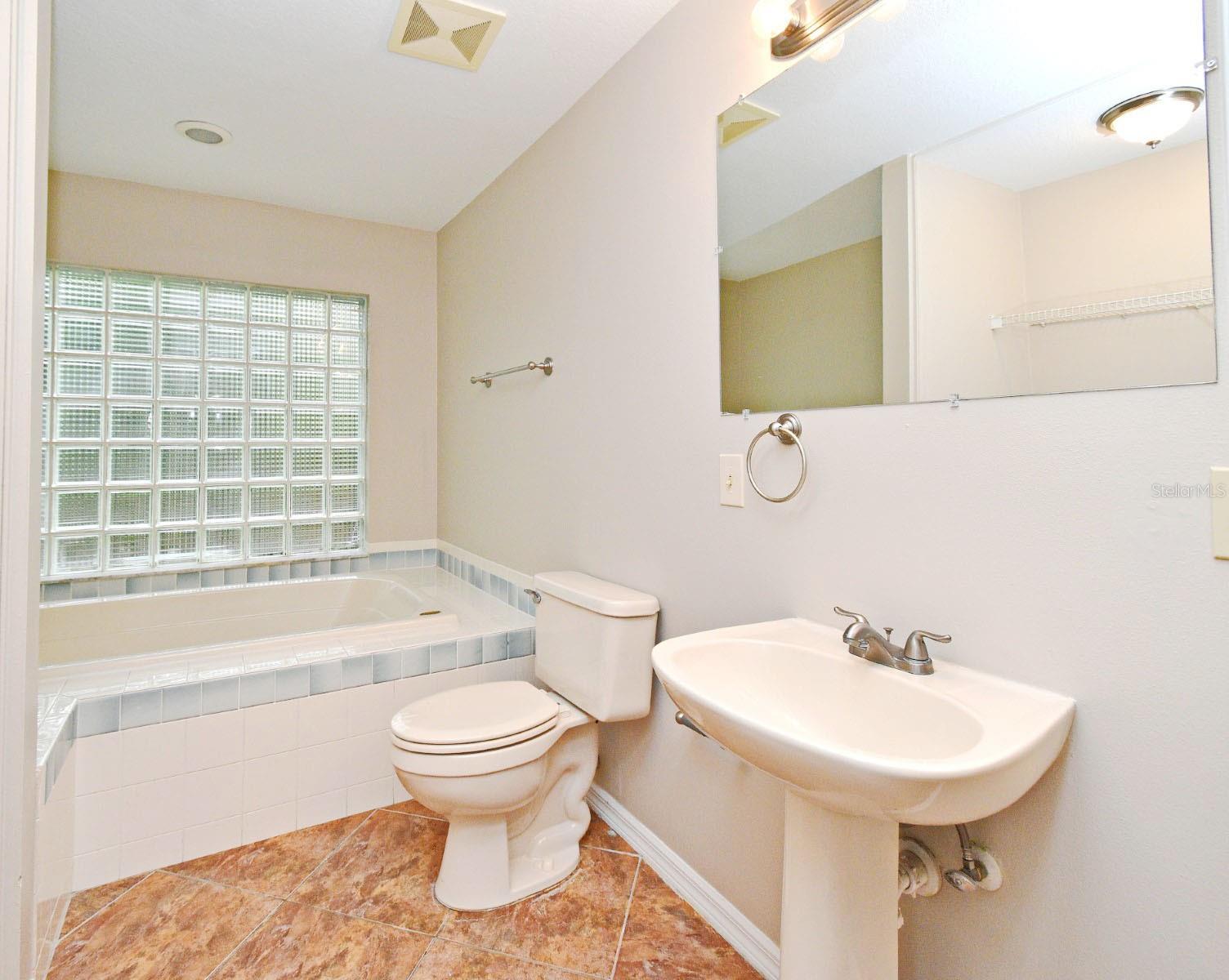 33042 LAKE BEND CIR, LEESBURG, FL, 34788