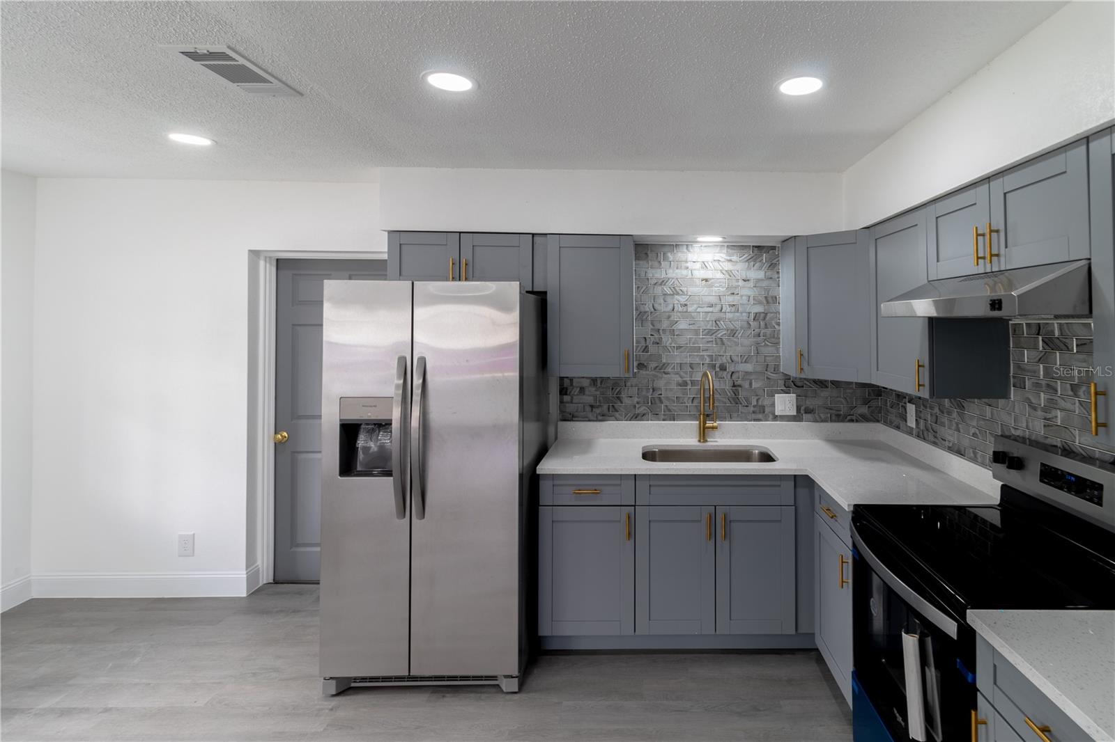 2425 WISHING WELL CIR, TAMPA, FL, 33619