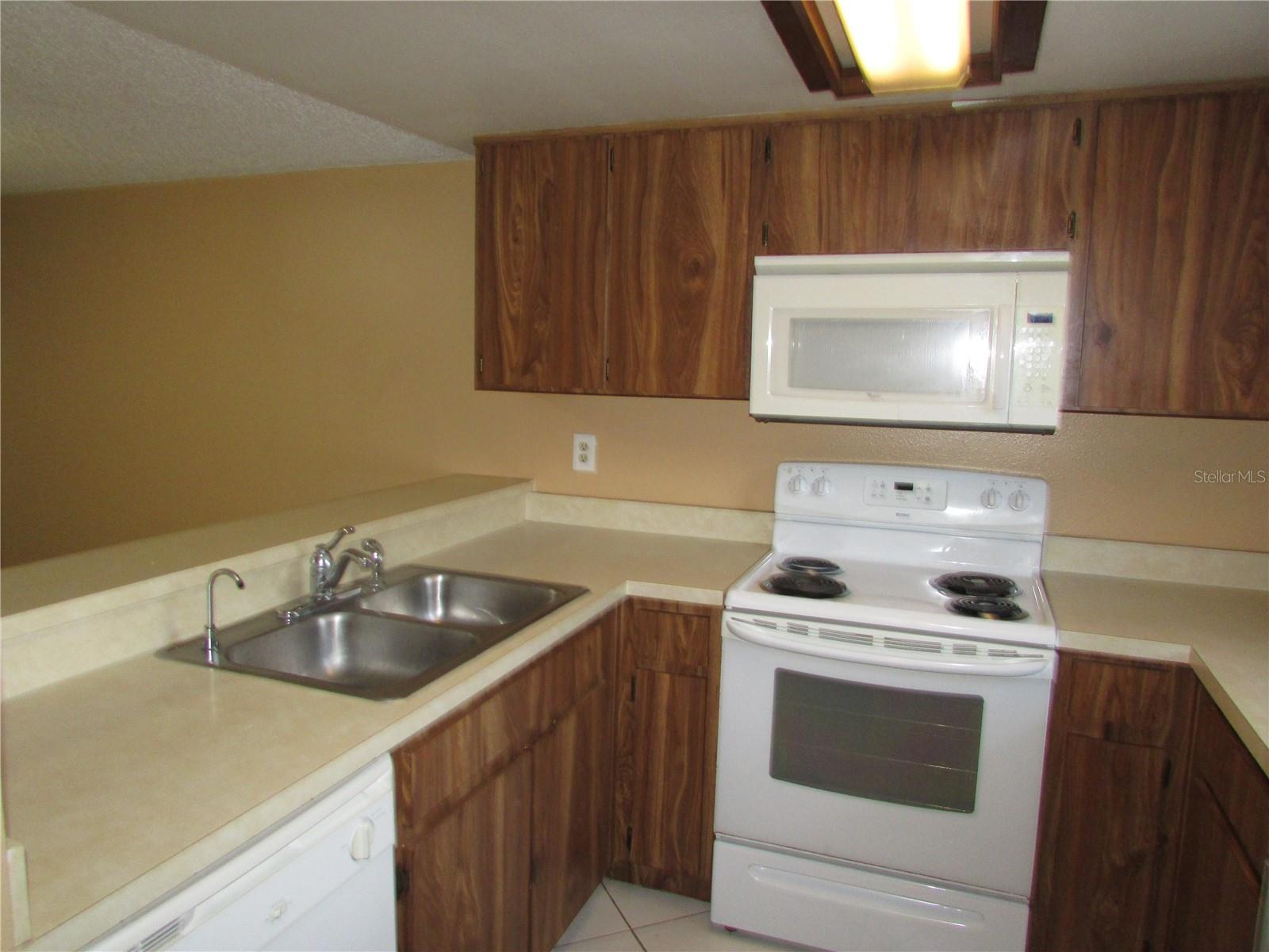 10049 LAKE OAK CIR, TAMPA, FL, 33624