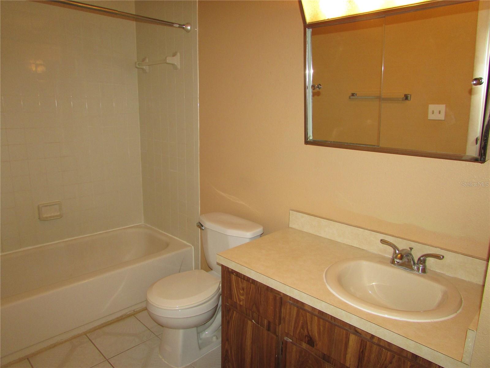 10049 LAKE OAK CIR, TAMPA, FL, 33624