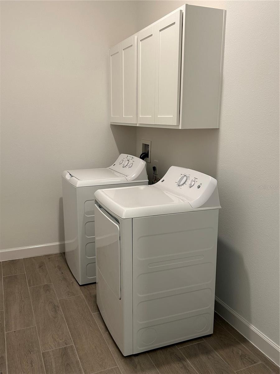 Foyer Area between Inside Laundry Area leads to 18x20 Garage
