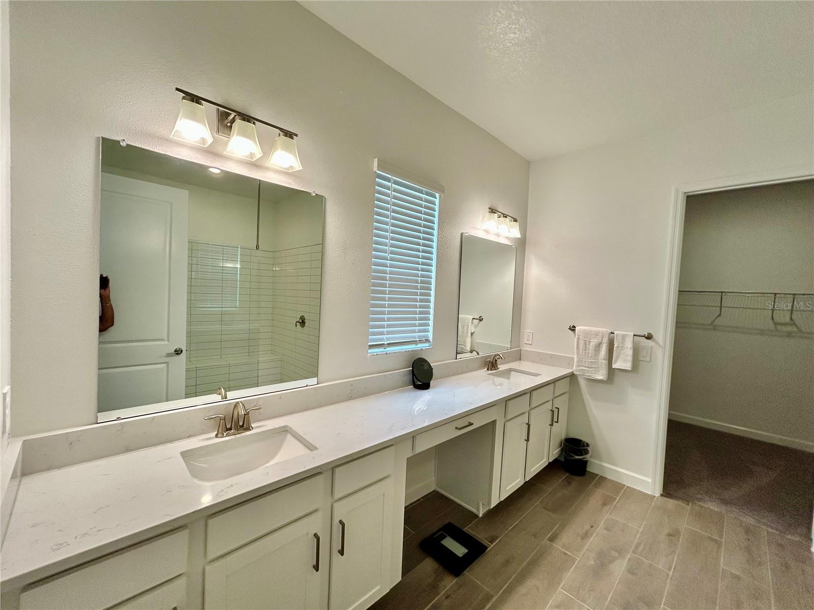 Master Bath w/double sinks, vanity