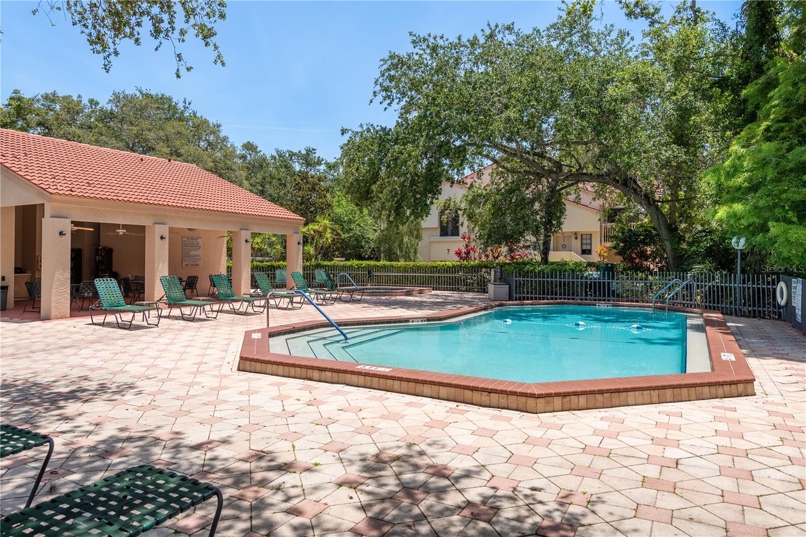 Invite your friends for an afternoon in the sun!