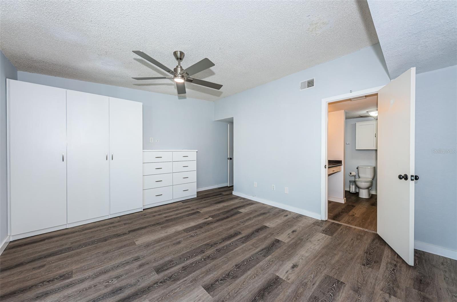 Master bedroom w/ closet/drawers & ensuite bathroom