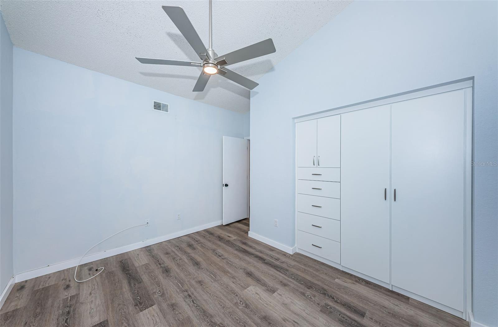 2nd/guest bedroom closet/drawers