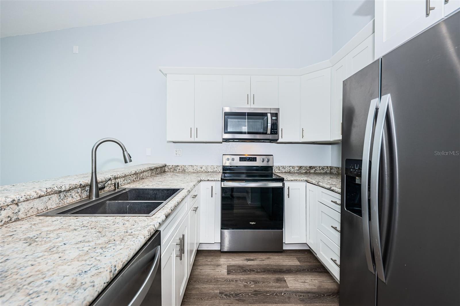 Kitchen w/ convection oven & microwave