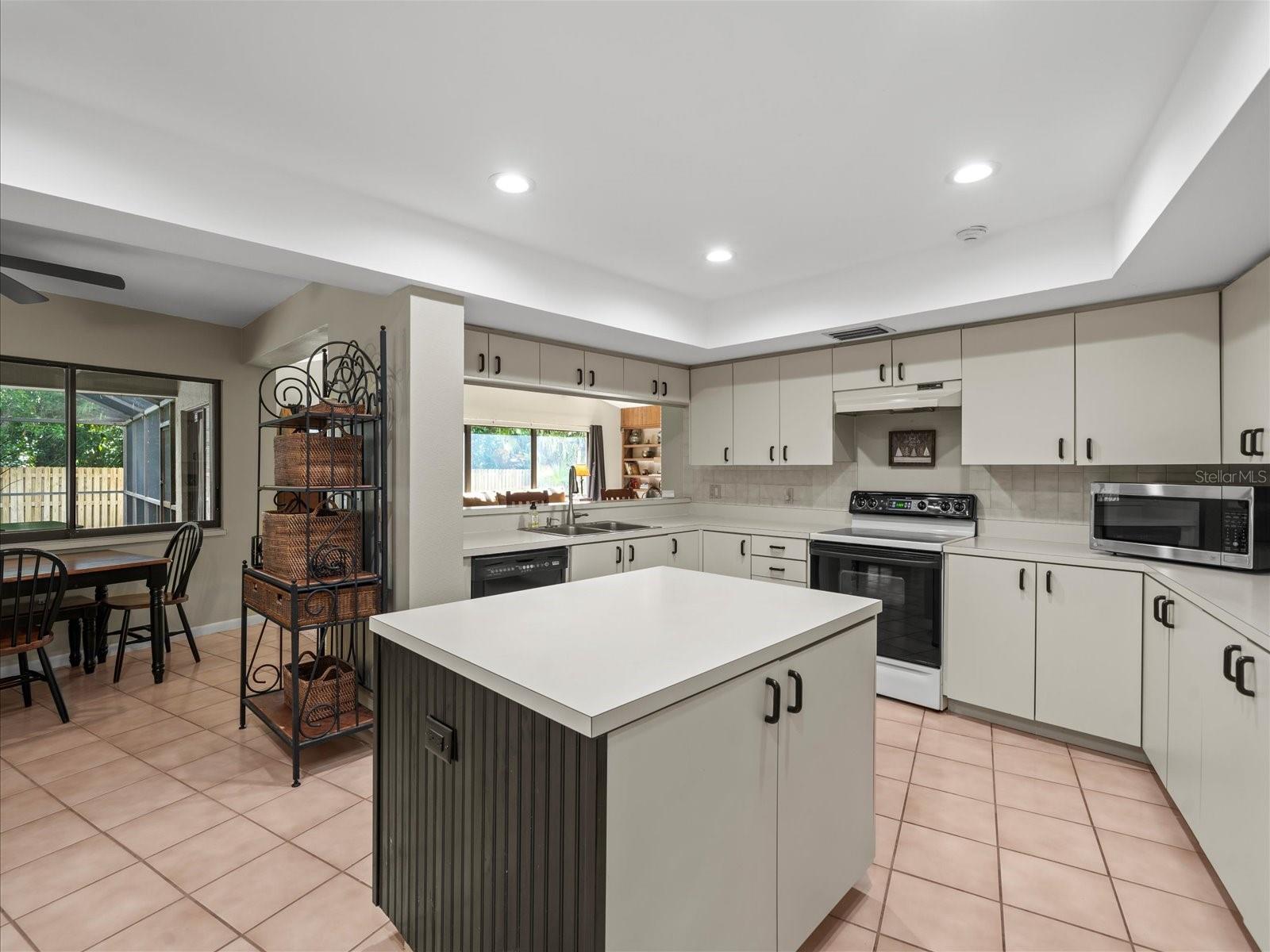 3305 WESTMORELAND DR, TAMPA, FL, 33618