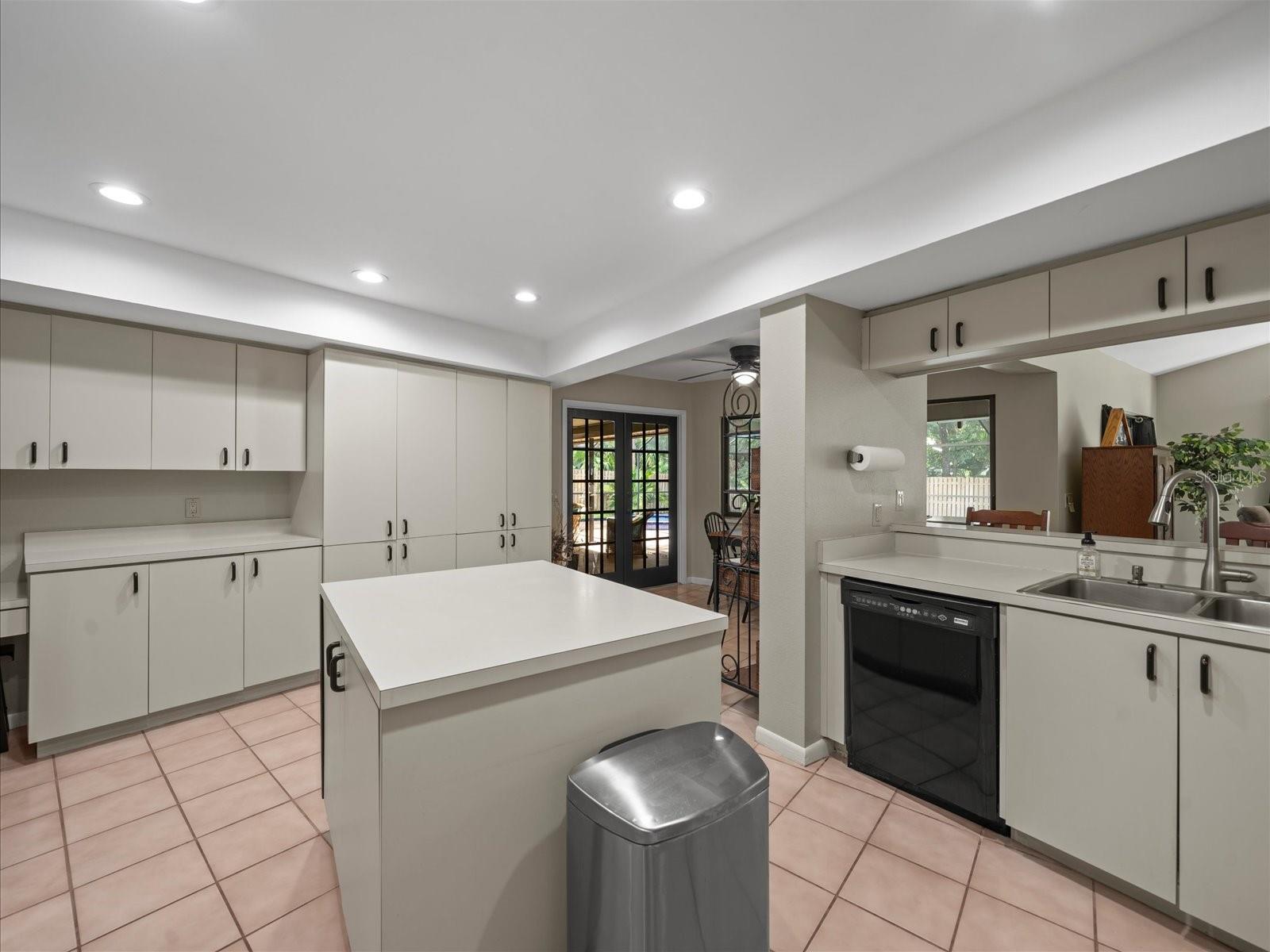 3305 WESTMORELAND DR, TAMPA, FL, 33618