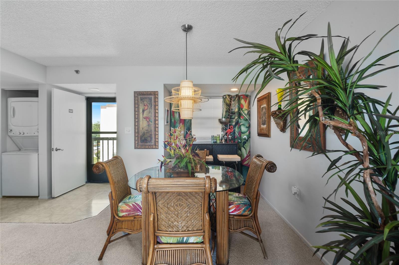 Dining area with 6'x3' bar alcove and unit entrance