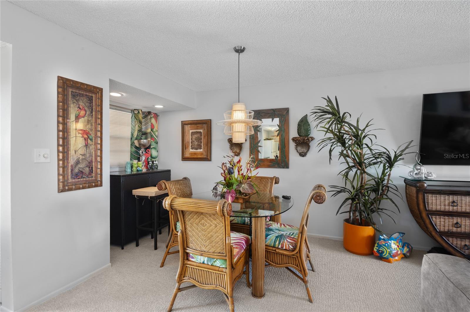 Dining area with 6'x3' bar alcove