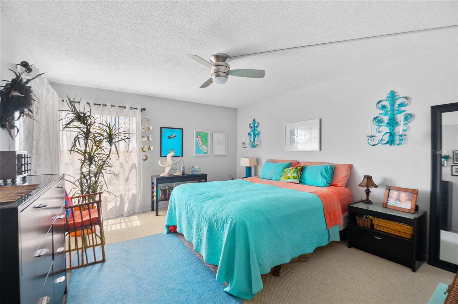 Spacious bedroom (with glass slide to lanai on left)