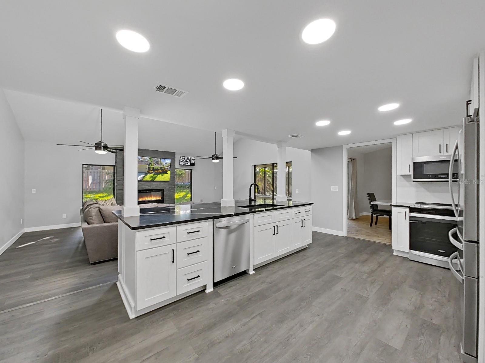 852 VILLAGE WAY, PALM HARBOR, FL, 34683