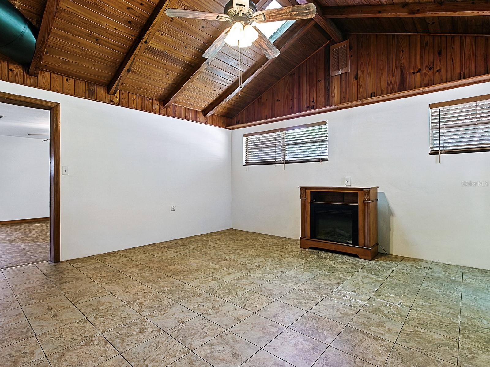 6731 LAKE GRIFFIN RD, LADY LAKE, FL, 32159