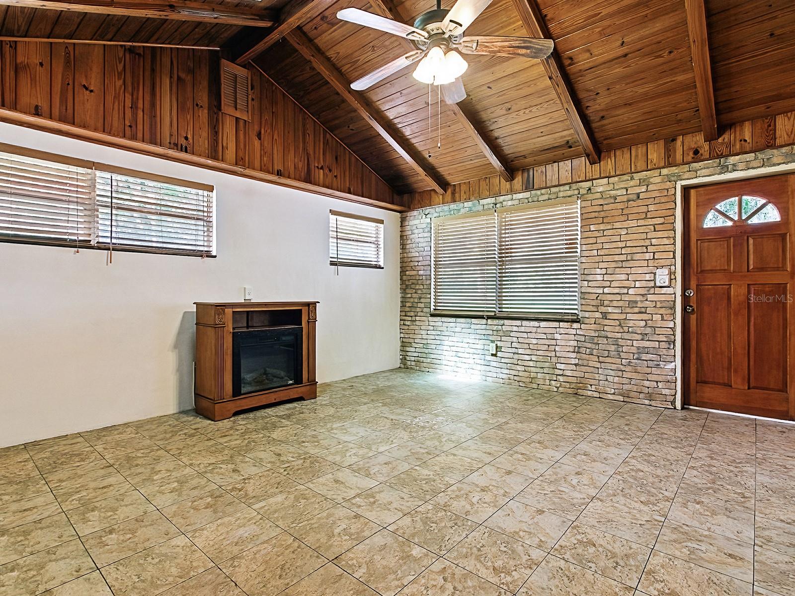 6731 LAKE GRIFFIN RD, LADY LAKE, FL, 32159