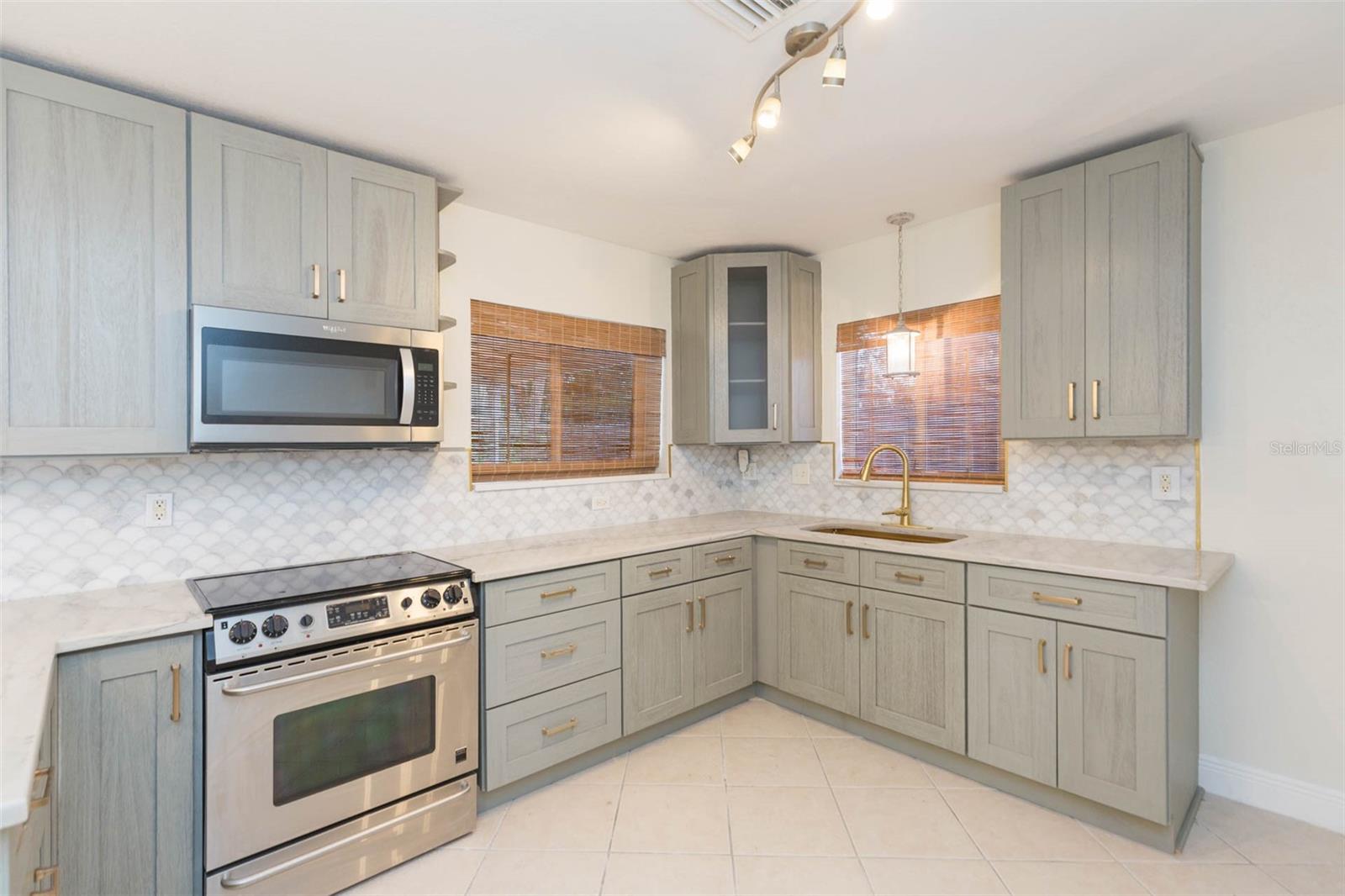 301 89TH AVE NE, ST PETERSBURG, FL, 33702